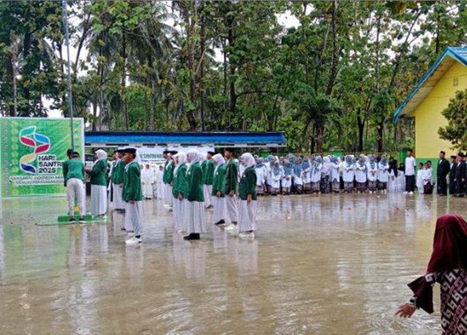 Santri Alkhairaat Tetap Khidmat Rayakan Hari Santri Nasional di Pohuwato.(F:Is)