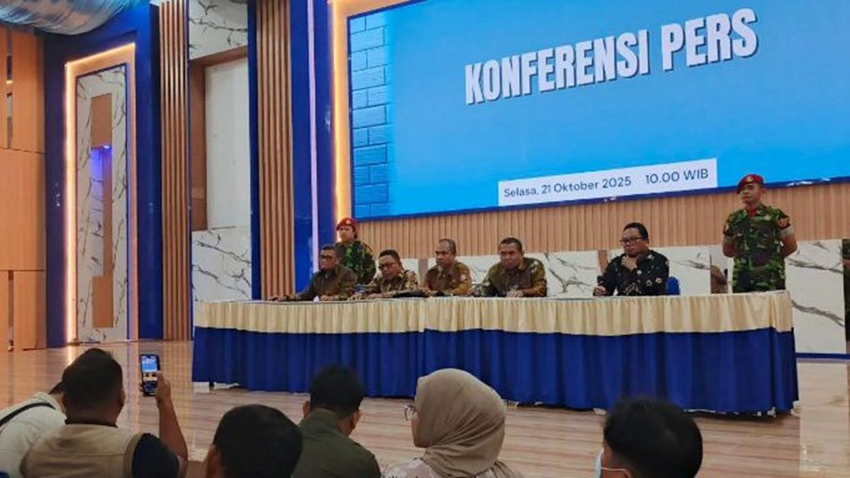Rektor UMGO, Prof. Dr. Abd. Kadim Masaong, M.Pd., dalam konferensi pers yang dihadiri jajaran Badan Pembina Harian (BPH) dan Pimpinan Wilayah Muhammadiyah (PWM) Gorontalo.(F:Humas)