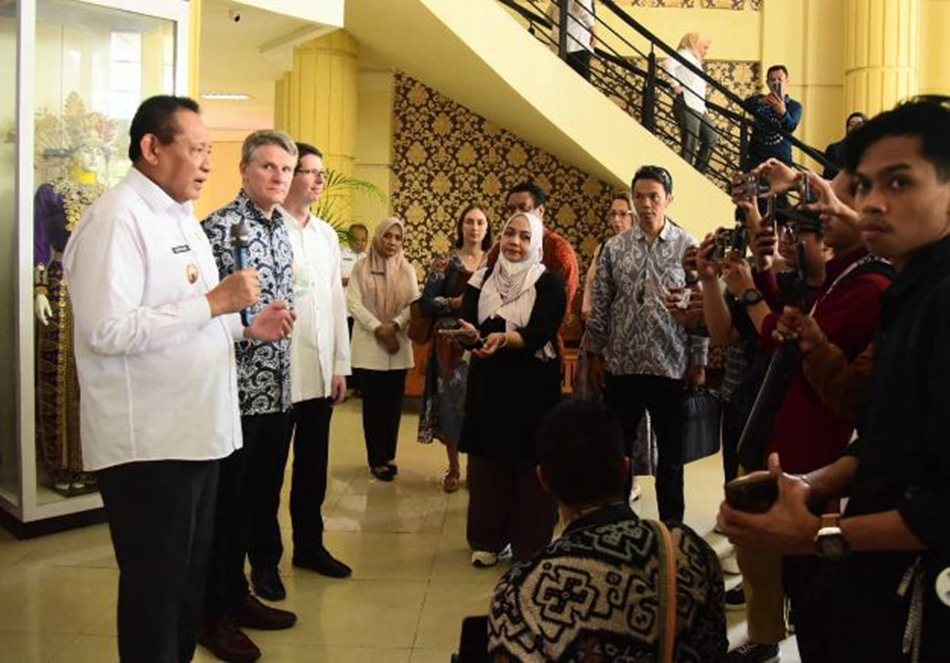 Gubernur Gorontalo Gusnar Ismail memberikan keterangan pers usai pertemuan dengan   Dubes Australia di Gubernuran Gorontalo. (Foto : Haris)