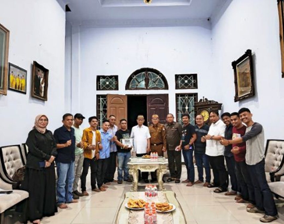 Aliansi Pinogu Merdeka (APM) melaksanakan audiensi dengan Bupati Bone  Bolango Ismet Mile. (F:Humas)