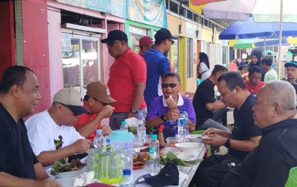 Bupati Gorontalo Sofyan Puhi dan Wakil Bupati Tonny Junus terlihat menyapa warga sambil menikmati sarapan di warung kaki lima. (F:Humas)