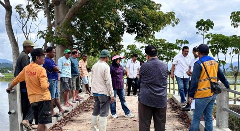 Komisi III DPRD Provinsi Gorontalo turun langsung ke   lapangan  memantau progres pengerukan Sungai Monggelomo atau Sungai Bihe di   Kelurahan Tunggulo, Kecamatan Limboto Barat.(F:Hms)