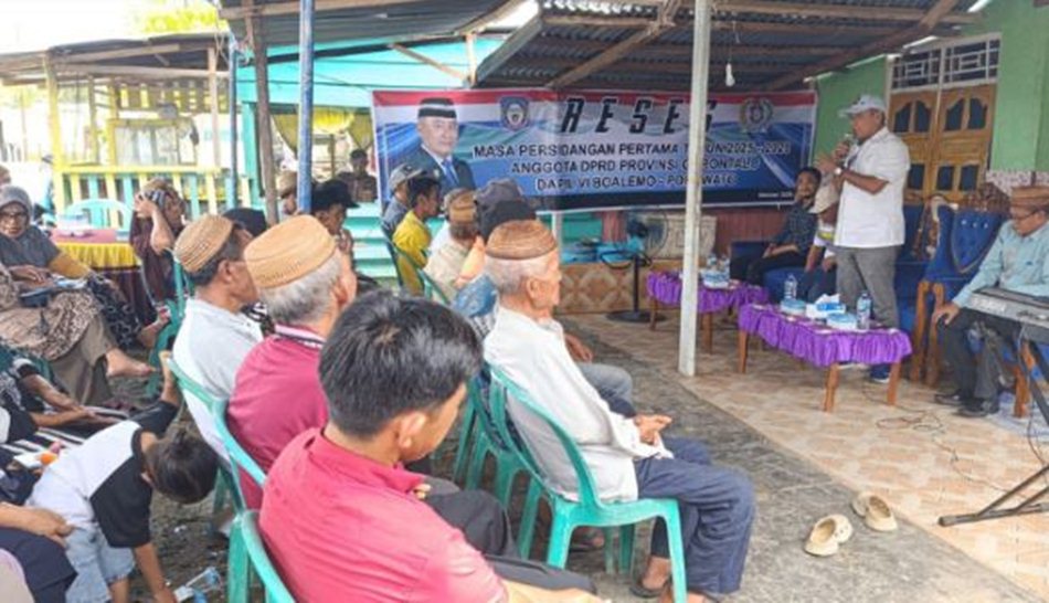 Ketua Komisi II DPRD Provinsi Gorontalo, Mikson Yapanto reses yang digelar Desa Dudewulo, Kecamatan Popayato Barat, Kabupaten Pohuwato.(F:Ferdy)
