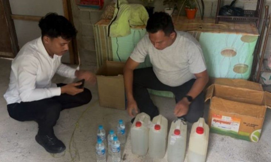 petugas berhasil menyita puluhan botol minuman keras jenis cap tikus dari salah satu rumah warga.(F:Hms-Pol)