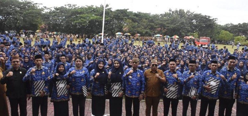 Sebanyak 1.840 PPPK Paruh Waktu di lingkungan Pemerintah Kabupaten Bone  Bolango, resmi dilantik oleh Bupati Bone Bone Bolango, Ismet Mile didampingi Wabup Risman Tolingguhu.(F:AKP)
