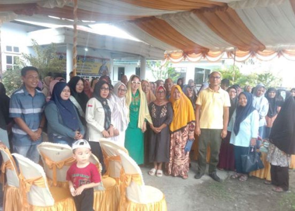Anggota DPRD Provinsi Gorontalo, Yeyen Sidiki. Saat menggelar reses di Desa Bube, Kecamatan Suwawa Bone Bolango.(F:GP)