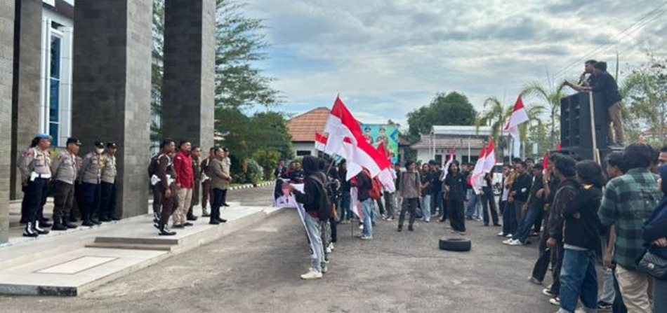 Aliansi Mahasiswa Peduli Bone Bolango  gelar aksi demo   di Kantor   Kejaksaan Tinggi Gorontalo.(F:hms-*ol)