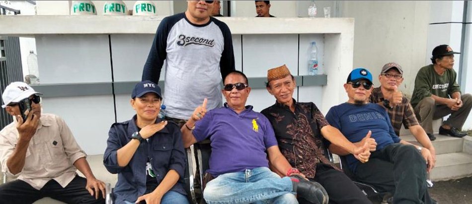 Ali Sucipto, atau yang akrab disapa OPS bersama warga Bone Bolango.(F:dok)