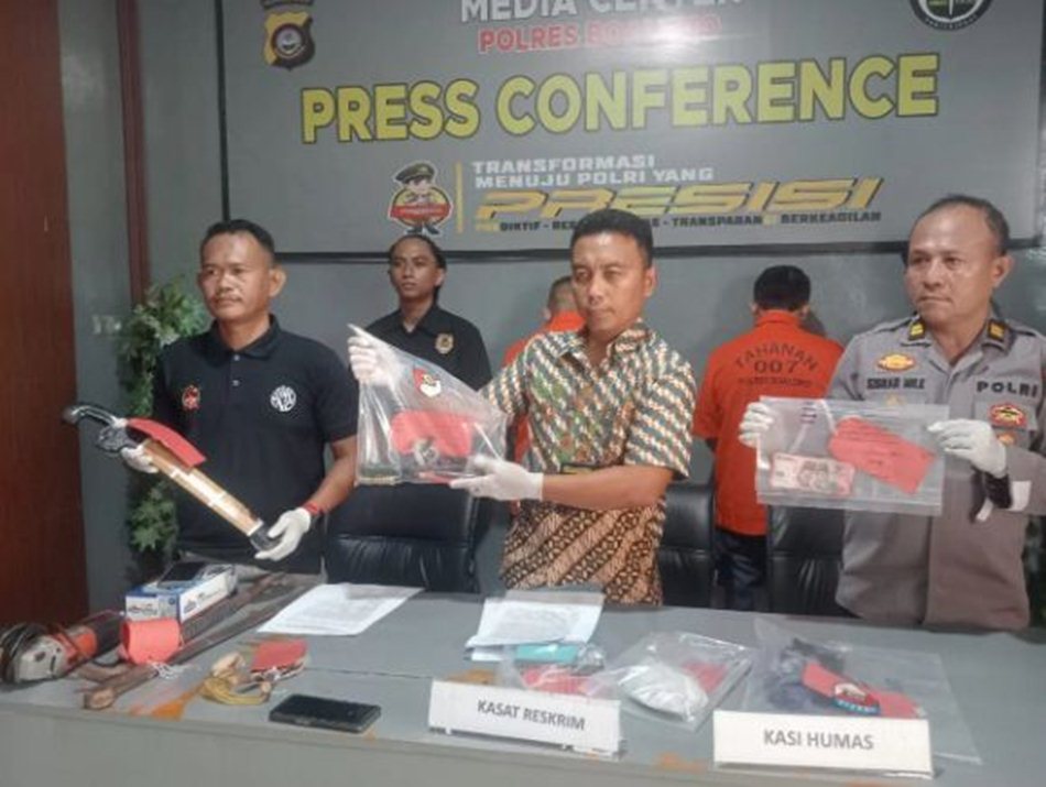 Dua pelaku dan barang bukti  disampaikan Polres Boalemo dalam konferensi pers.(F:Hms-Pol)