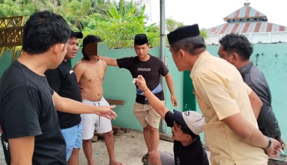 Pria berinisial JYK (37), warga Desa Sipayo, Kecamatan Paguat, ditangkap setelah   mencoba melarikan diri saat hendak menerima paket sabu dari Kota Palu.(F:ist)