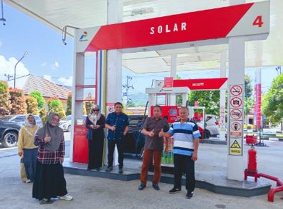 Wakil Ketua DPRD Provinsi Gorontalo, Ridwan Monoarfa.  bersama Komisi II tinjau SPBU Suwawa .(F: Hms-Enki).