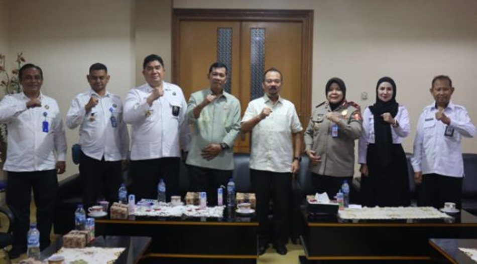 Kepala BNN Provinsi Gorontalo, Brigjen Pol. Sri Bardiyati diterima Ketua DPRD, Idris M. Thomas Mopili, didampingi Wakil Ketua III, Sulyanto Pateda, di ruang kerja Ketua DPRD.(F:Hms-Enki).