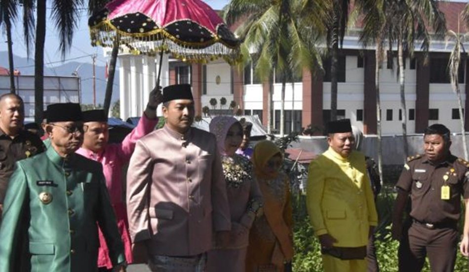 Kepala Kejaksaan Negeri (Kajari) Bone Bolango yang baru, Feddy Hantyo Nugroho, resmi disambut melalui upacara adat Mopotilolo.(F:AKP).