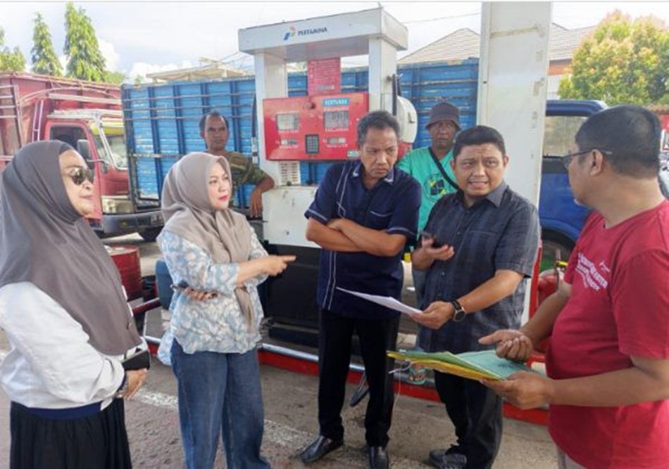 Rombongan Komisi II yang dipimpin oleh Venny Anwar turut   meninjau penerapan sistem barcode dan aplikasi MyPertamina.(F:Hms-Enki)