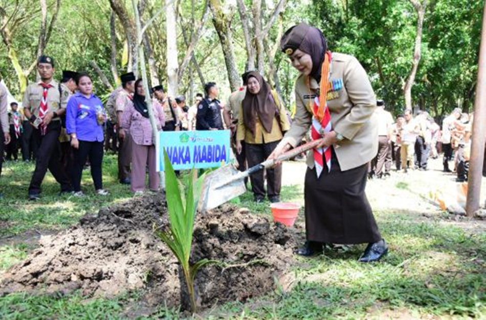 Wakil Gubernur Idah Syahidah  melakukan penanaman pohon kelapa .(F:Kmfo)