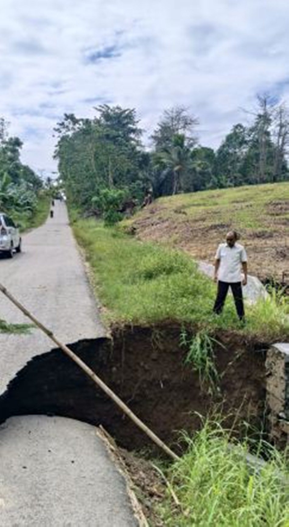 Anggota Komisi III DPRD Provinsi Gorontalo, Syarifuddin Bano tinjau jembatan darurat di ruas Jalan Mulyonegoro, Desa Karyamukti.(F:Hms)