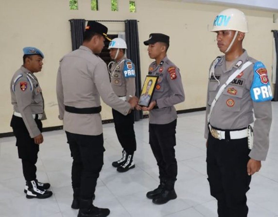 Kepolisian Resor Gorontalo dengan memecat salah satu anggotanya melalui upacara Pemberhentian Tidak Dengan Hormat (PTDH) (F:Hms-Pol)