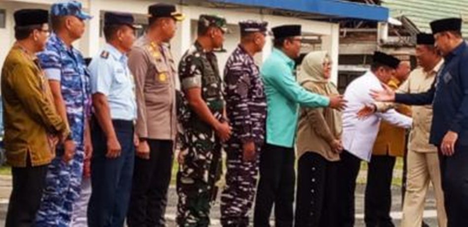 Ketua Komisi III DPRD Provinsi Gorontalo, Espin Tulie jemput Wamenhan Donny Ermawan di Bandara Djalaludin Gorontalo.(F:Hms-Enki).