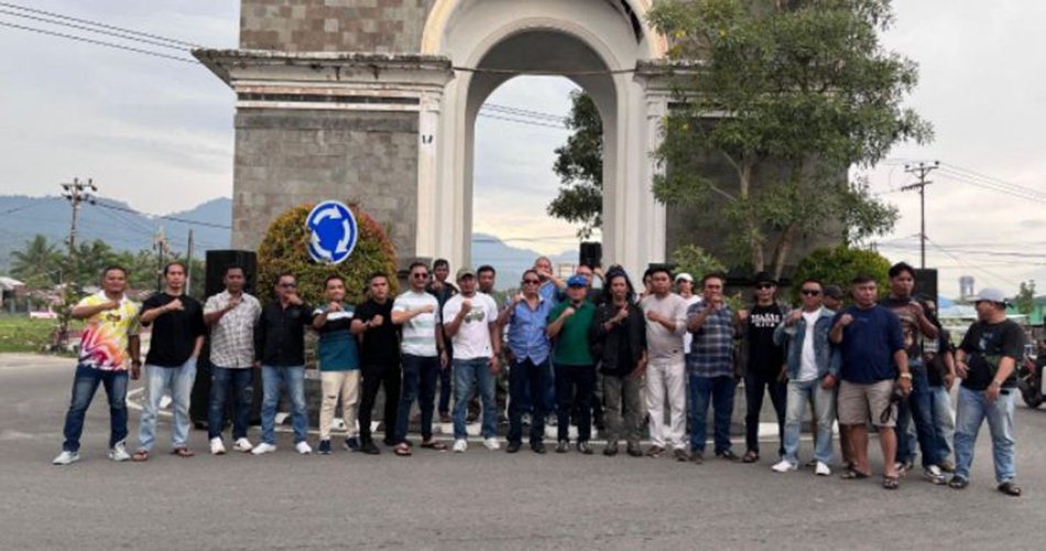 warga Bone Bolango sendiri   turun tangan menghadang rencana demo tersebut dengan melakukan blokade di kawasan Centre Point.(F:Gpd)
