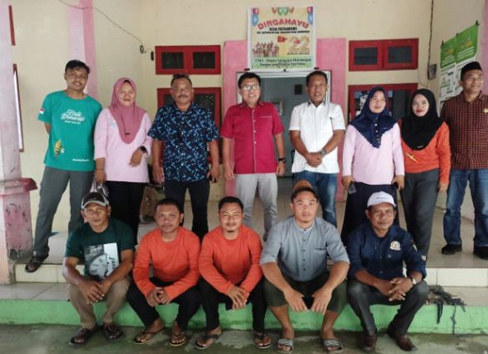 Ketua DPRD Kabupaten Boalemo, Karyawan Eka Putra Noho saat menerima asoirasi warga (F:Humas)