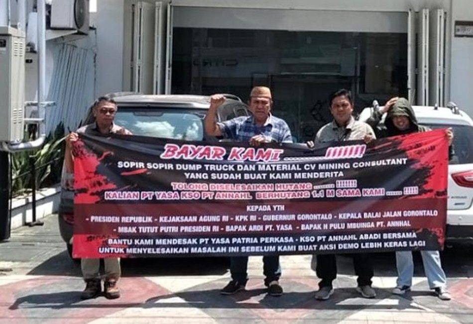 Munculnya spanduk bertuliskan tudingan bahwa kedua pihak tersebut memiliki utang yang  belum dibayar.(F: Ist)