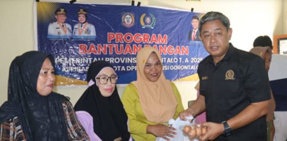 Anggota  DPRD Provinsi Gorontalo H. Suyuti salurkan 850 paket bantuan pangan.(F:Hms-Engki)
