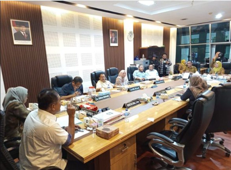 Rapat kerja antara Komisi II dan pihak dinas di Gedung DPRD.(F:Hms-Engki)