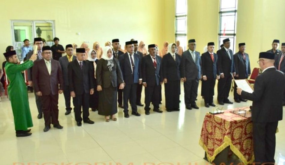 Bupati Saipul A. Mbuinga melantik sekaligus mengambil sumpah jabatan 22 pejabat Pimpinan Tinggi Pratama.(F:Forkopim).