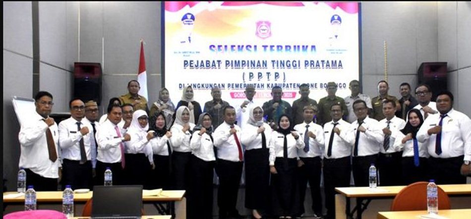 Bupati Bone Bolango, Ismet Miledidampingi Ketua DPRD Faisal Yunus, Sekretaris Daerah Iwan Mustapa.(F:Hms-Kmfo)