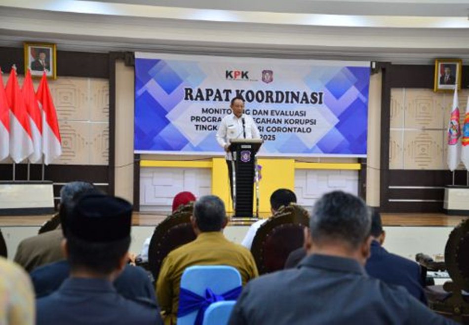 Gubernur Gorontalo Gusnar Ismail saat membuka dan memberikan sambutan pada rapat   koordinasi monitoring dan evaluasi bersama Komisi Pemberantasan Korupsi (KPK)(Foto : Mila)