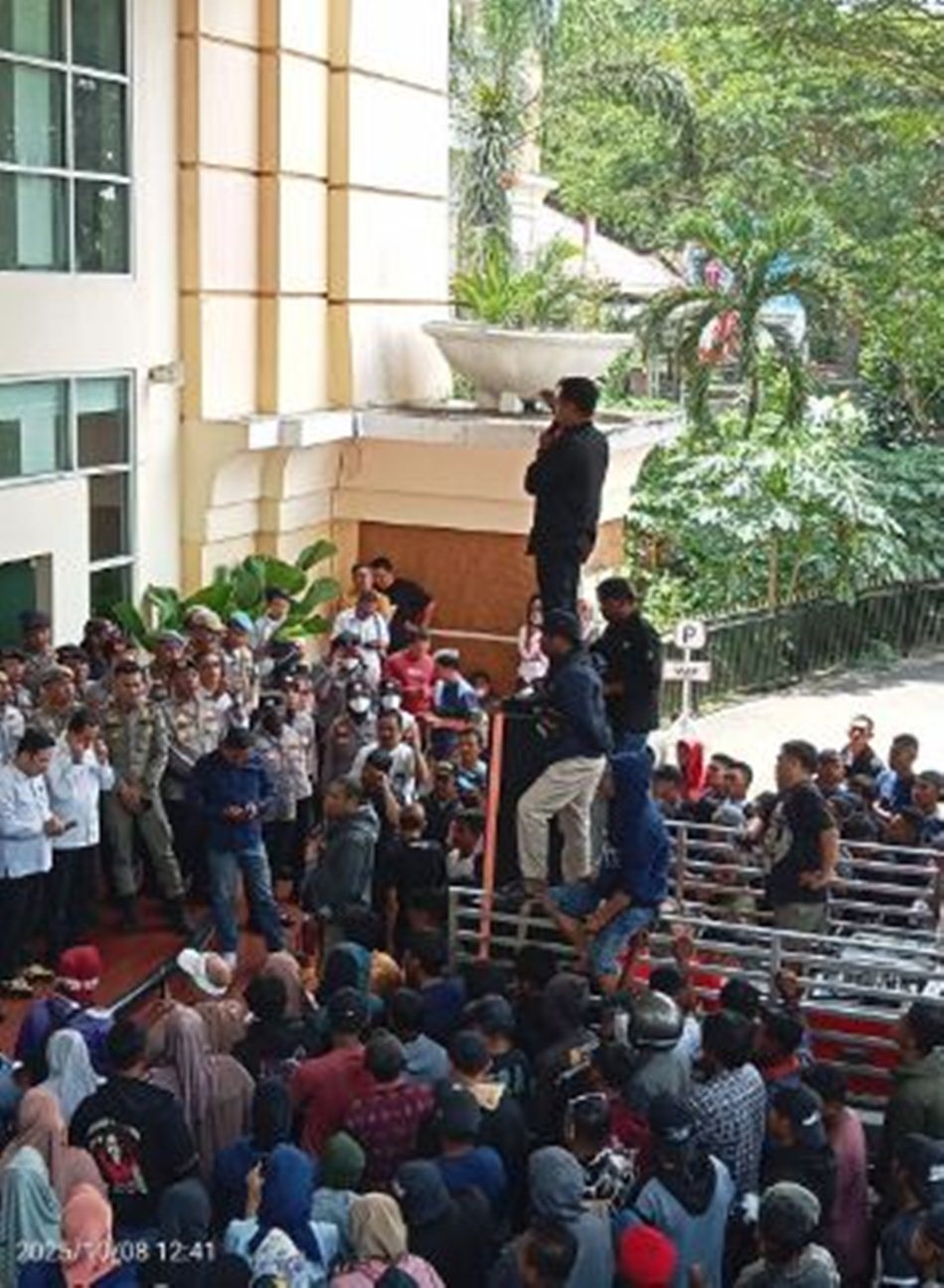 Aksi demo Hamzah Kaiko Cs di Kantor Gubernur Gorontalo beberapa waktu lalu.(F:dok Apri)