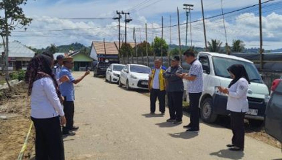 Komisi III turun langsung meninjau lokasi pekerjaan ruas jalan Sidodadi, Sidomukti, hingga Talumopatu.(F:Hms-Engki).