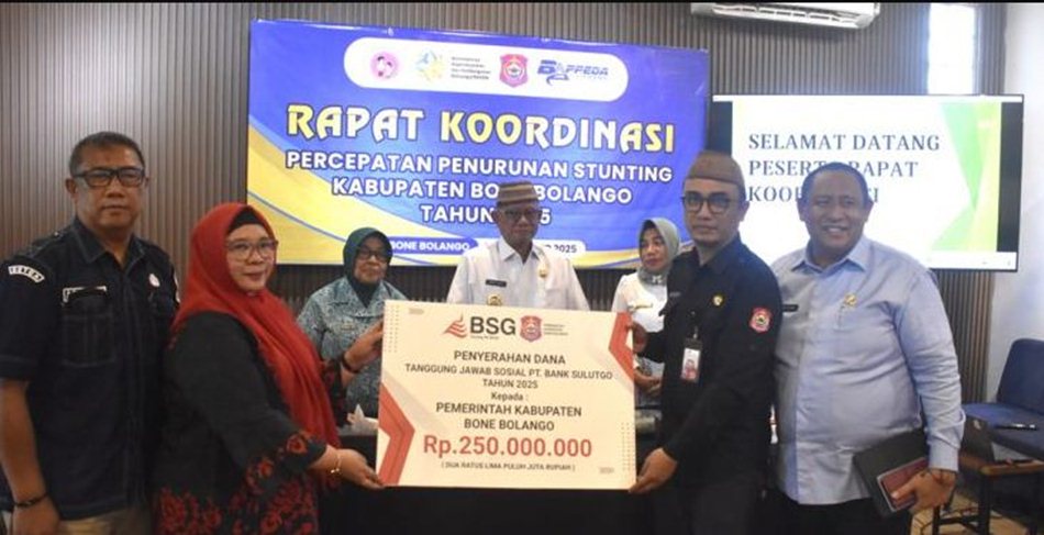 Penyerahan dana CSR dilakukan oleh Branch Manager BSG Cabang Suwawa, Sri Wahyuni Wantogia, kepada Plt. Kepala Dinas PMD Nixon Adolong. Disaksikan Bupati Ismet Mile.(F:AKP)