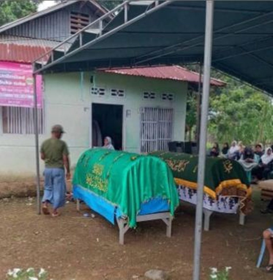Suuasana duka di rumah kedua korban tenggelam di Sungai Andagile, Kecamatan Atinggola, Kabupaten Gorontalo Utara.(F:FB)