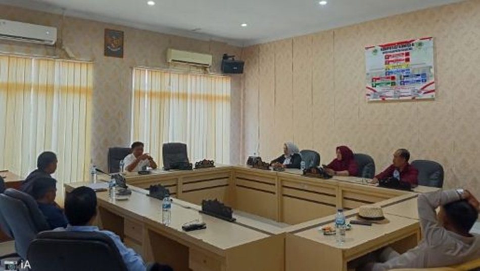 Ketua DPRD Karyawan Eka Putra Noho memimpin rapat internal gabungan  Komisi I dan Komisi II.(F:Hms)