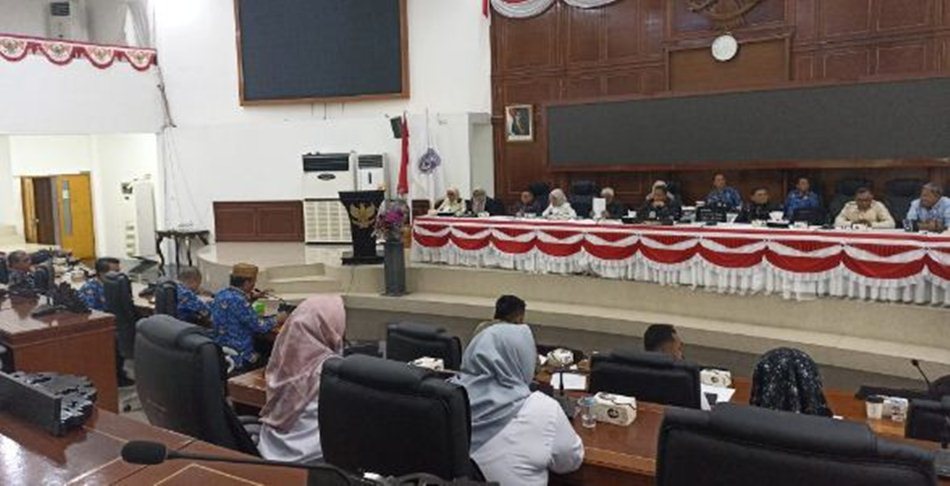 rapat gabungan untuk membahas masa depan para pendamping koperasi .(F:Hms)