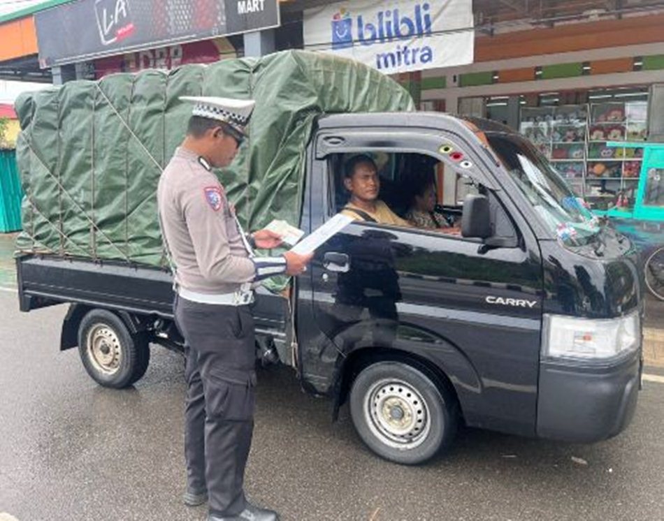 Polres Gorontalo Utara menggelar Operasi Zebra di Jalan Trans Sulawesi,  Desa Molingkapoto.(F>Hms-Pol)