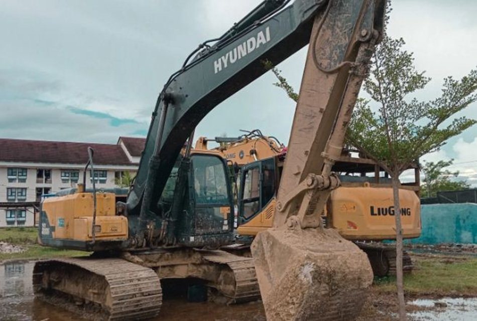 aparat mengamankan satu unit excavator dan dua orang yang diduga terlibat tambang ilegal di kawasan Hutino, Kecamatan Buntulia.(F:ist)