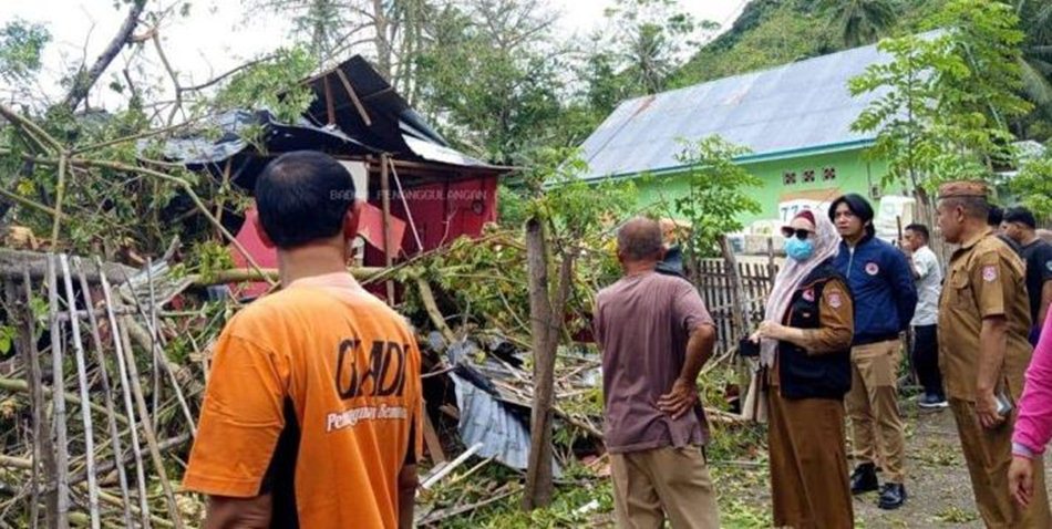 Dua rumah warga tiba-tiba hancur setelah dihantam pohon besar yang tumbang.(F:AKP)