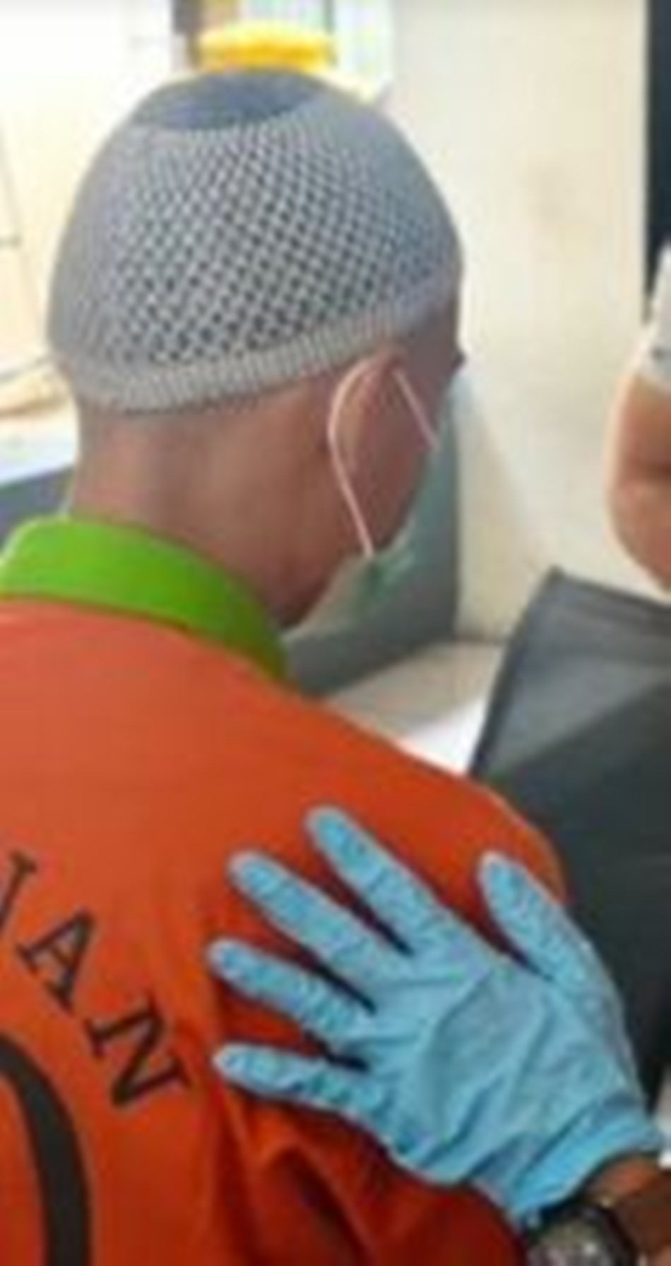 Pelaku saat diamankan di Polresta Gorontalo.(F:Tangkapan layar Video)