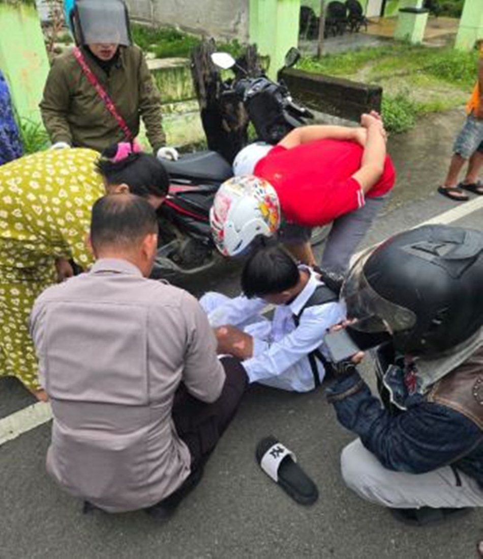 Setelah memastikan kondisi korban aman, Laode langsung menghubungi tenaga kesehatan   untuk mempercepat penanganan lanjutan. (F:Hms-Pol)