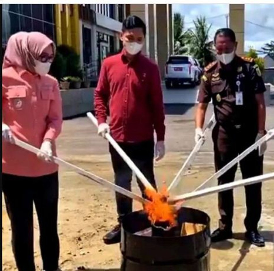 Kejaksaan Negeri (Kejari) Gorontalo Utara memusnahkan 28 barang bukti dari berbagai perkara pidana yang telah berkekuatan hukum tetap. .(F:Kejari)