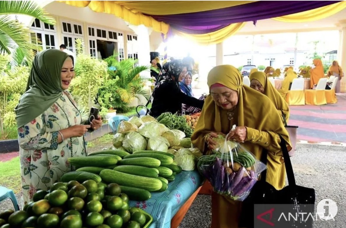 Wagub Gorontalo bagikan cenderamata pangan lokal pada HUT pernikahan