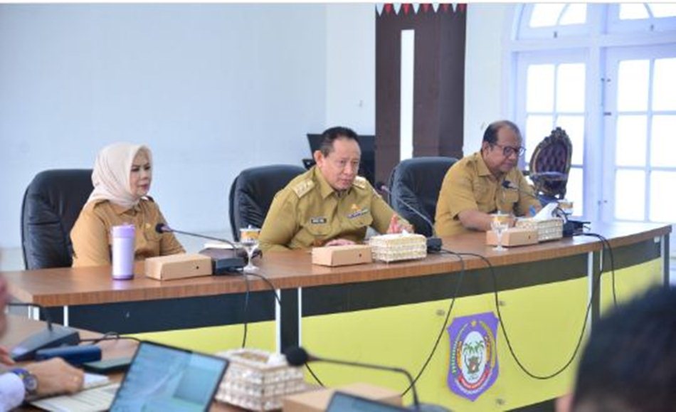 Rapat koordinasi dipimpin Gubernur yang dihadiri Wakil Gubernur Idah Syahidah serta Sekdaprov Sofian Ibrahim, di Aula Rumah Jabatan Gubernur.(F:Kmfo)