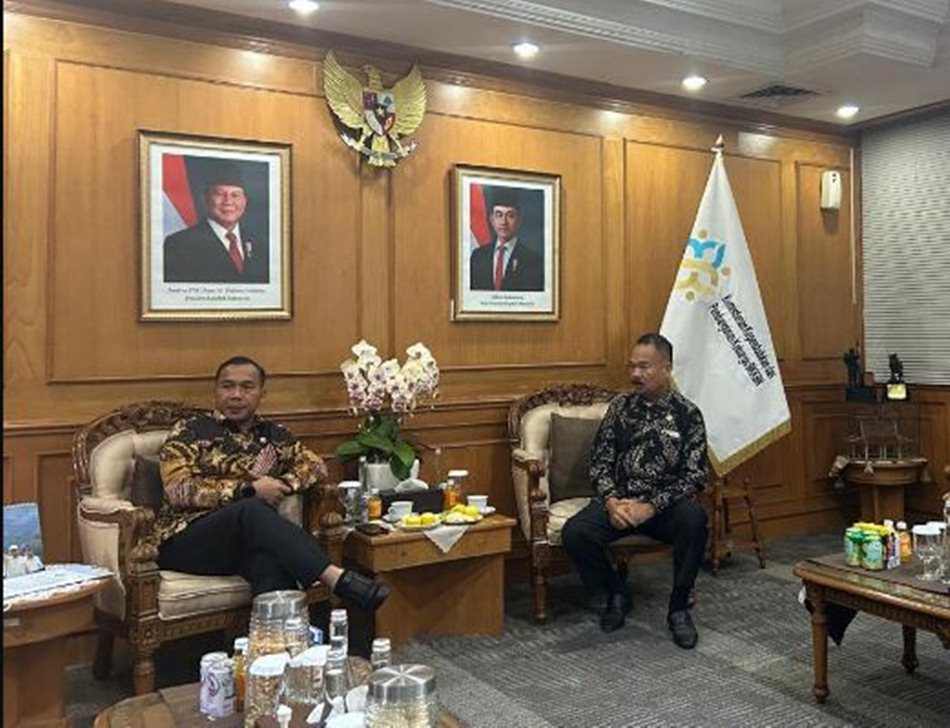 Ketua DPRD Provinsi Gorontalo, Thomas Mopili, silaturahmi dengan Menteri Kependudukan dan Pembangunan Keluarga, Dr. H. Wihaji. (F:Hms-Engki)