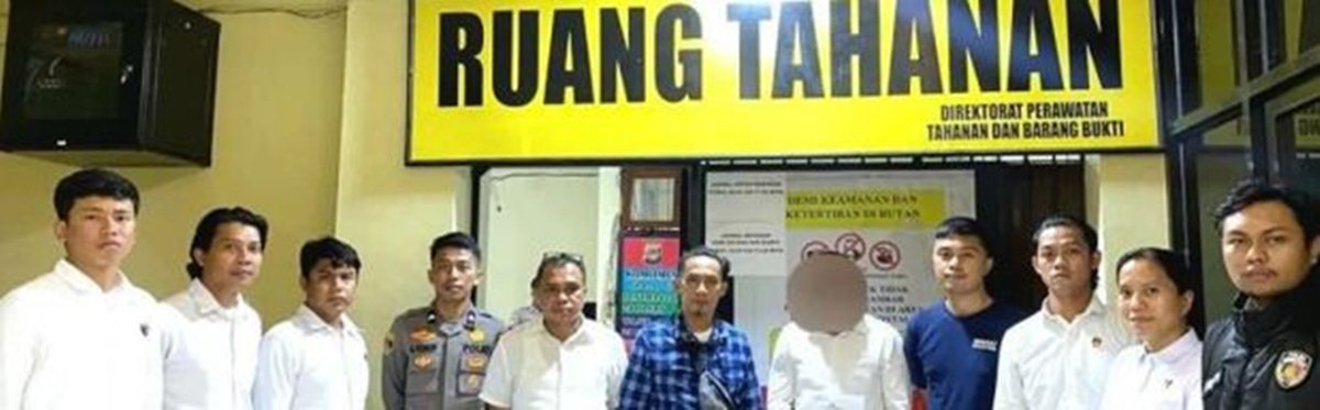 MAR yang merupakan oknum ASN di Pemerintah Kabupaten Gorontalo Utara saat diperika di Polda Gorontalo.(F:Hms-Pol)