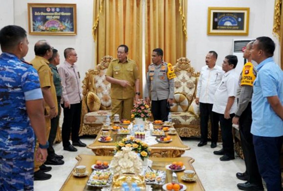 Gubernur Gorontalo Gusnar Ismail berbincang dengan unsur Forkopimda usai rapat di   rumah jabatan gubernur, Selasa (25/11/2025). (Foto : Valen)