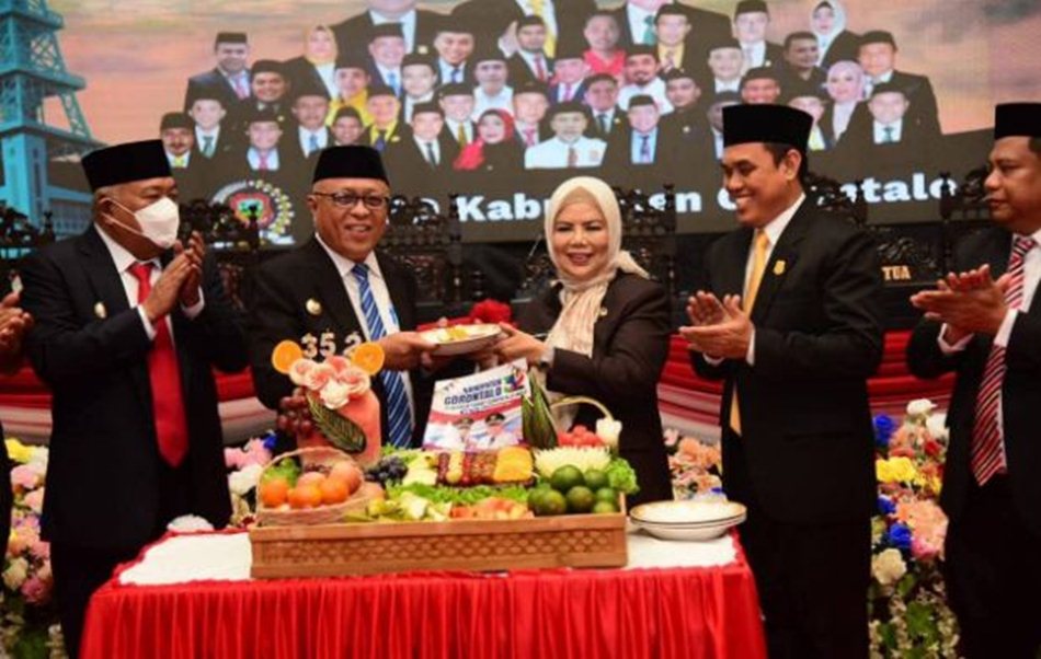 Rasa Syukur Bupati Gorontalo Sofyan Puhi  memeberikan tumpeng kepada Wakil Gubernur IdahSyahidah.(F::Kmfo)