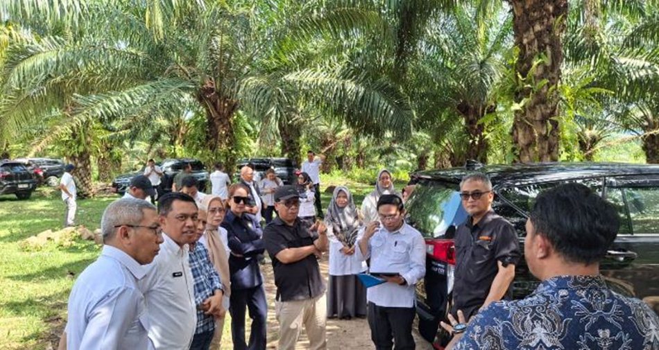 Komisi I DPRD Provinsi Gorontalo turut mendampingi tim Komisi Pemberantasan Korupsi (KPK) RI dalam kegiatan peninjauan lahan dan dialog bersama petani sawit di Kabupaten Gorontalo,(F:Hms-Engki)
