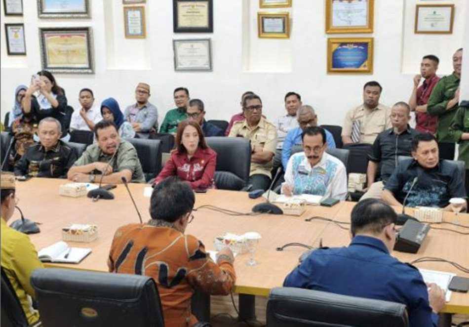 Legislator Provinsi Gorontalo dari Dapil Bone Bolango, Yeyen Sidiki saat pertemuan bersama Badan Aspirasi  Masyarakat (BAM) DPR RI di Kantor Bupati Bone Bolango.(F:Hms-Engki)